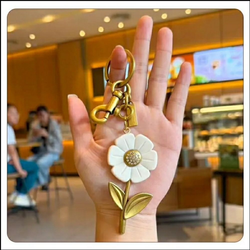 NWT! Daisy Flower Key Holder / Purse Charm w/ Crystals - Picture 3 of 3